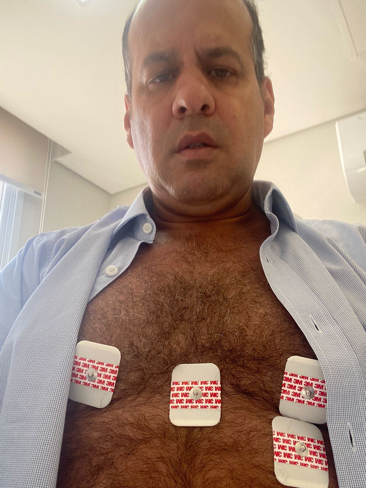 Em uma foto, Marcos diz a uma das vítimas que está em um hospital, alegando mal-estar e exames do coração