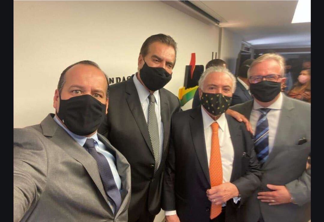 Em outra imagem, Marcos aparece com políticos famosos, incluindo o ex-presidente Michel Temer