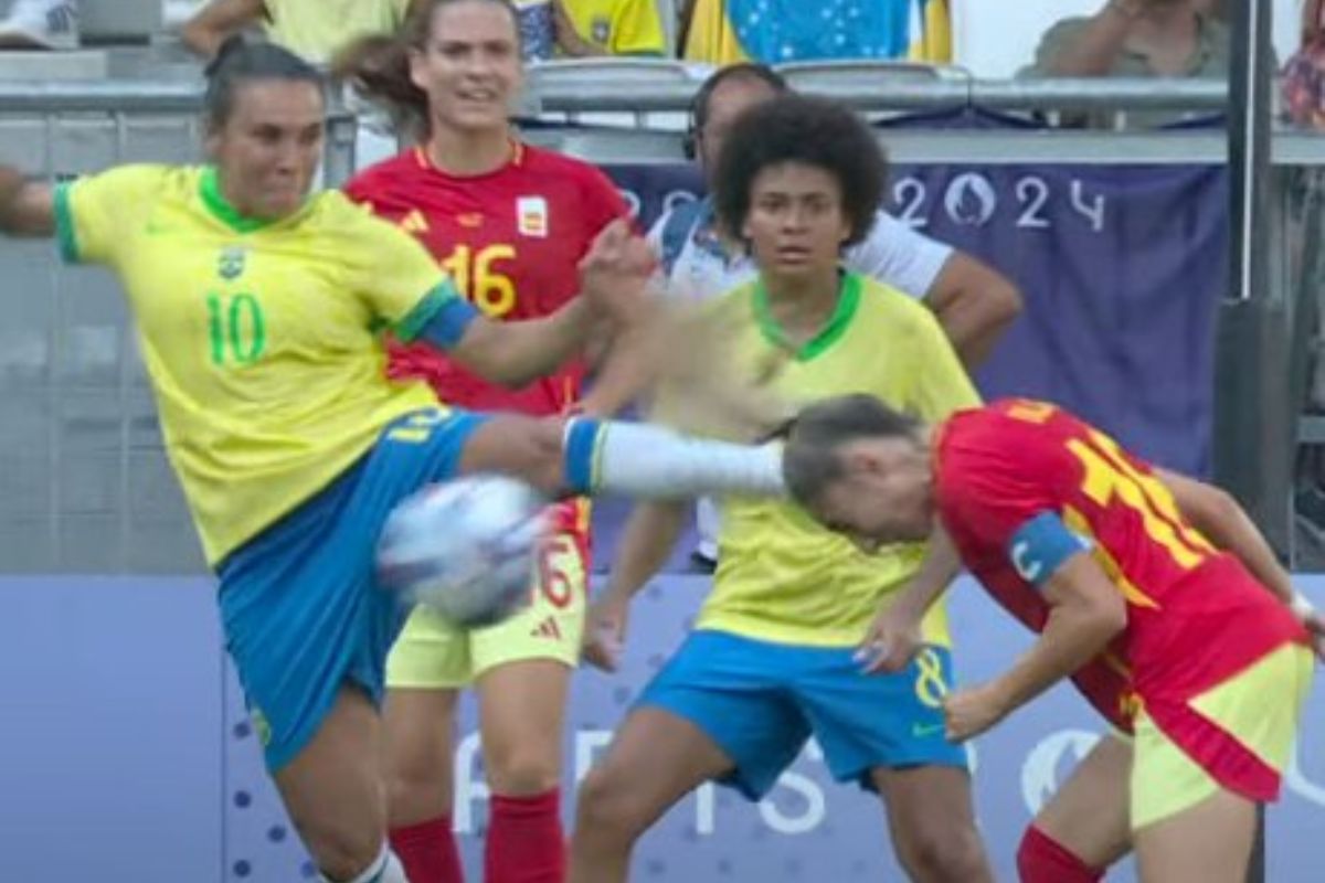 Marta atinge jogadora da Espanha com chute na cabeça