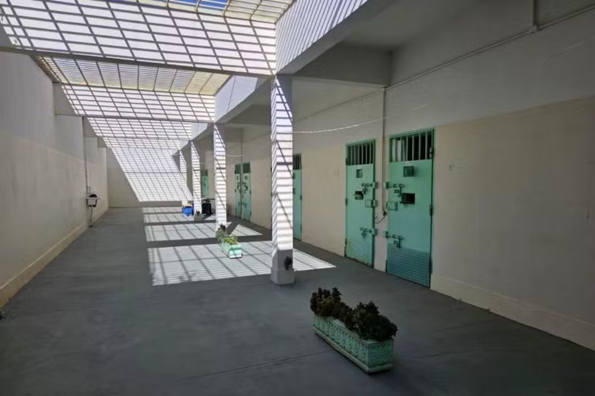 Relatório oficial contradiz alegações de insalubridade, mostrando que o Pavilhão Especial oferece boa estrutura e assistência às detentas