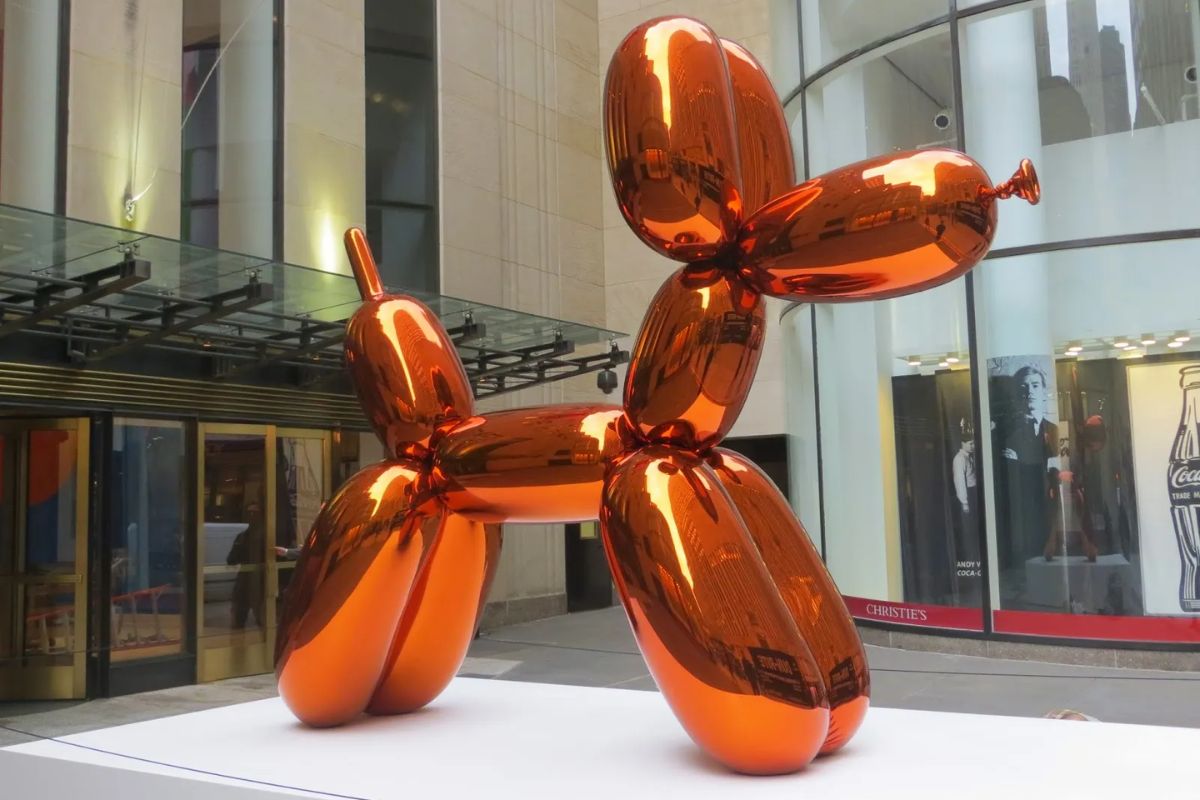 Balloon Dog (laranja), de Jeff Koons, em exibição na Christie’s - Imagem: Reprodução