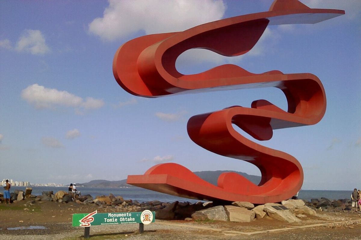 Quebra-mar, de Tomie Ohtake, em Santos - Imagem: Reprodução