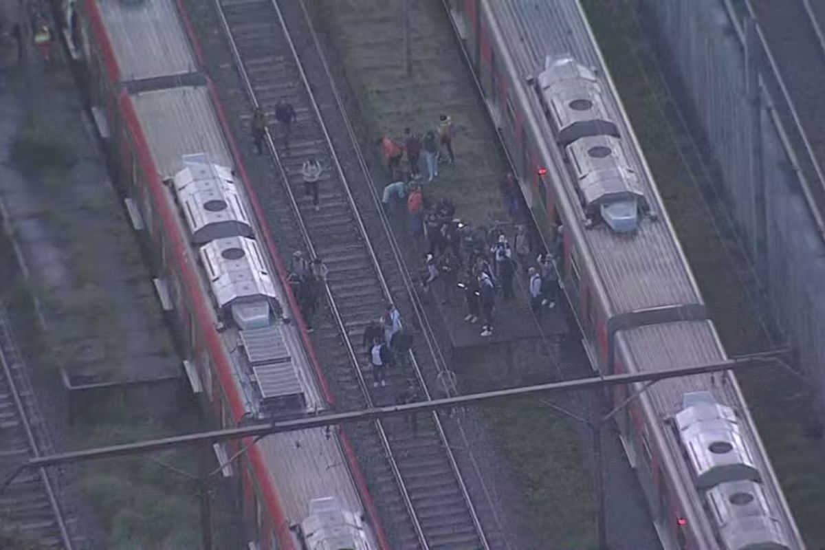Passageiros andam nas linhas de trem da Trivia na região da estação Brás na manhã desta quinta-feira (23). — Foto: Reprodução/TV Globo