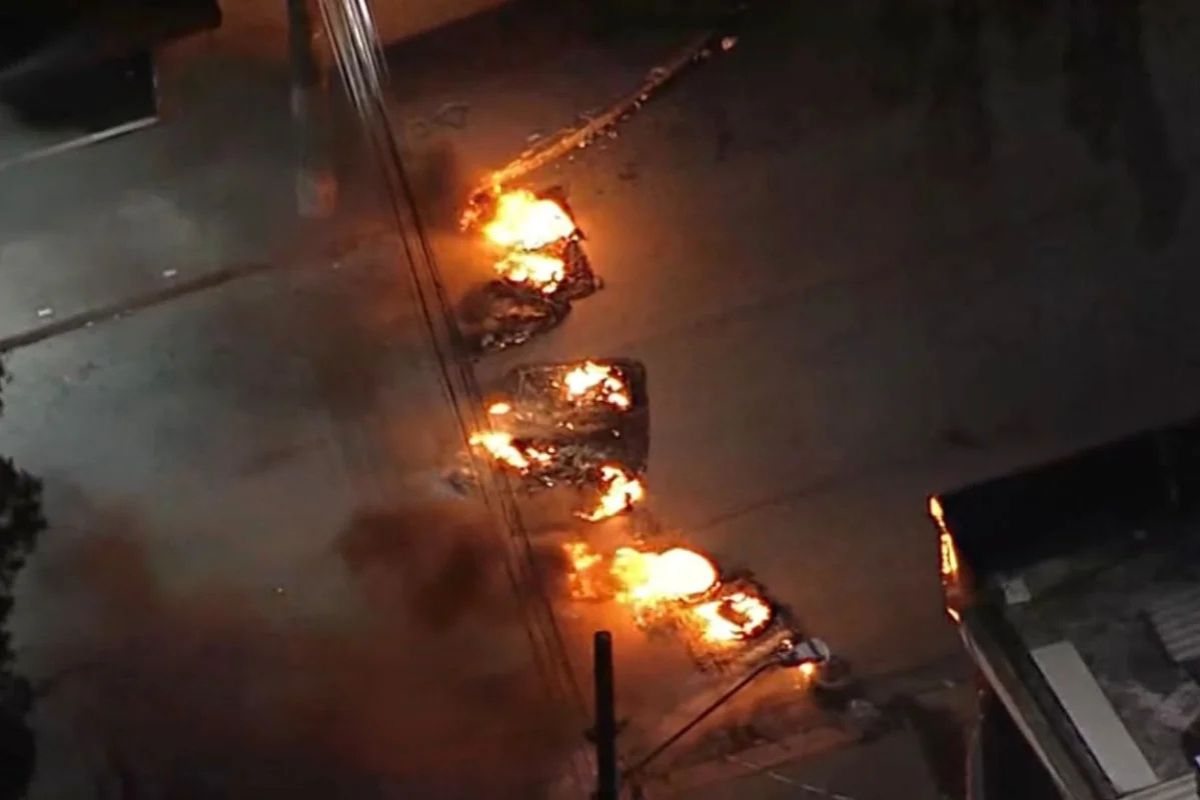 Moradores protestam após a morte de Thawanna, com barricadas e confrontos com a polícia na zona leste de São Paulo