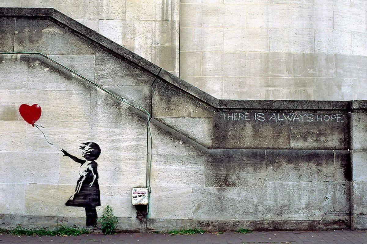 Grafite de Banksy em Londres, alvo de remoções e polêmicas | Um exemplo recente de como o tempo transforma o que antes era visto como transgressão - Imagem: Reprodução