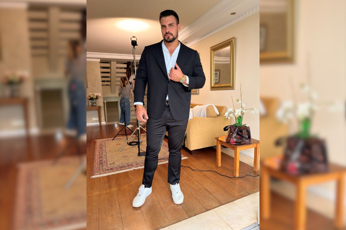 Renê Thristan durante os bastidores de gravação da novela “Chama-me de Marido” - Imagem: Divulgação)
