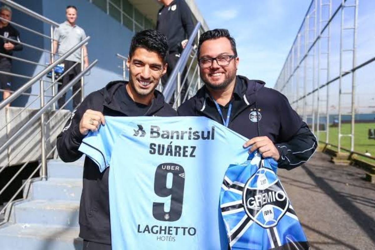 Suárez com a camisa do Grêmio. Imagem: reprodução/Twitter @mundodabola