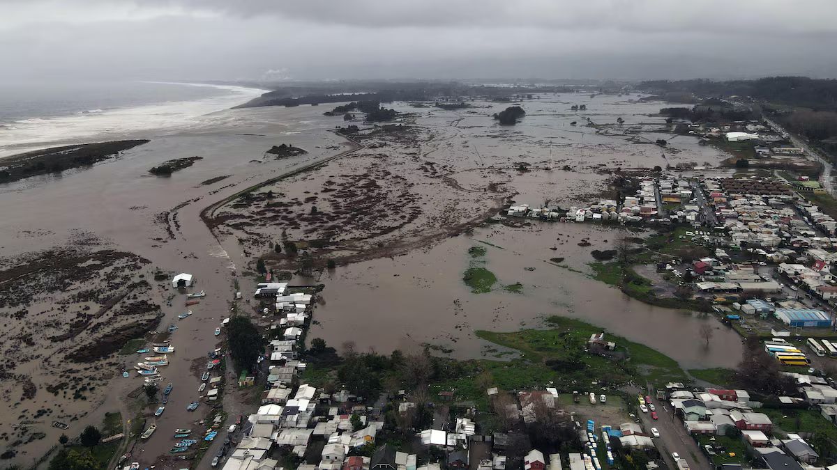 Chuvas intensas atingiram regiões desérticas do norte do país, provocando enchentes, destruição de moradias e a decretação de estado de catástrofe pelo governo chileno