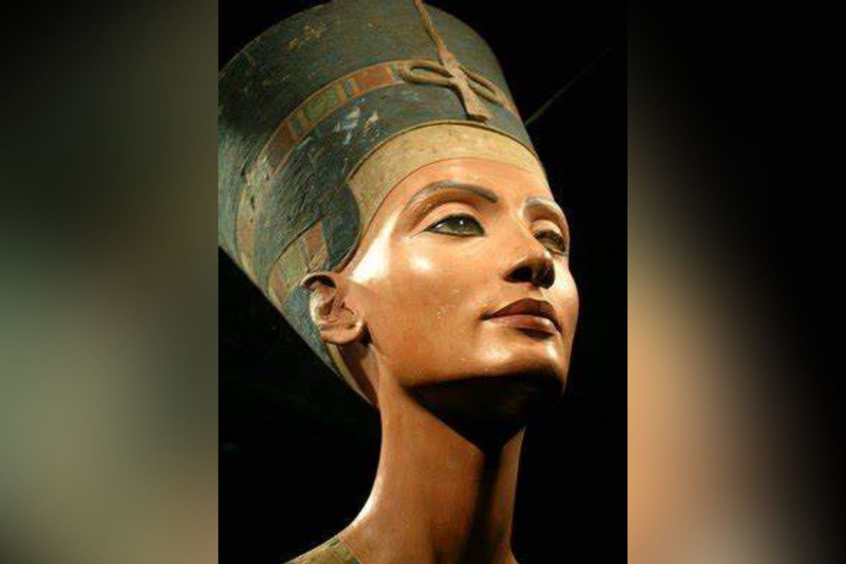 Busto de Nefertiti — A arte como expressão da beleza eterna e da espiritualidade no Egito Antigo - Imagem: Reprodução