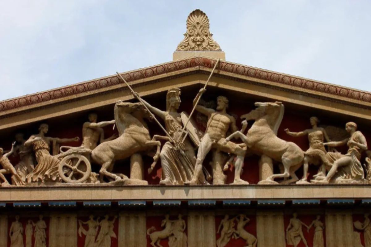 Esculturas do Partenon — A beleza idealizada sob a técnica refinada da Grécia Antiga. [Reconstrução moderna] - Imagem: Reprodução