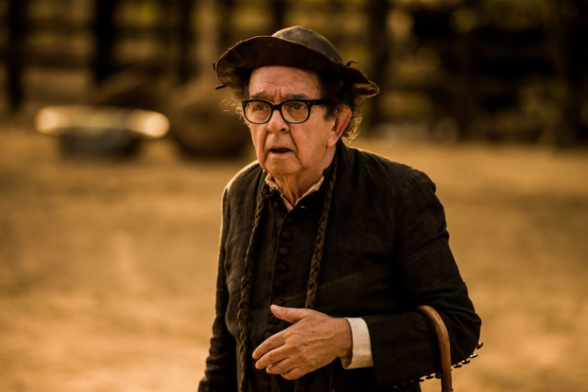 Umberto Magnani deu vida ao Padre Romão, figura espiritual marcante na trama - Imagem: Divulgação / TV Globo