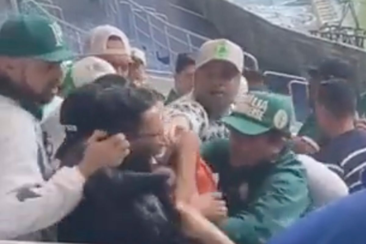 Torcedores do Palmeiras agridem torcedor do Flamengo infiltrado