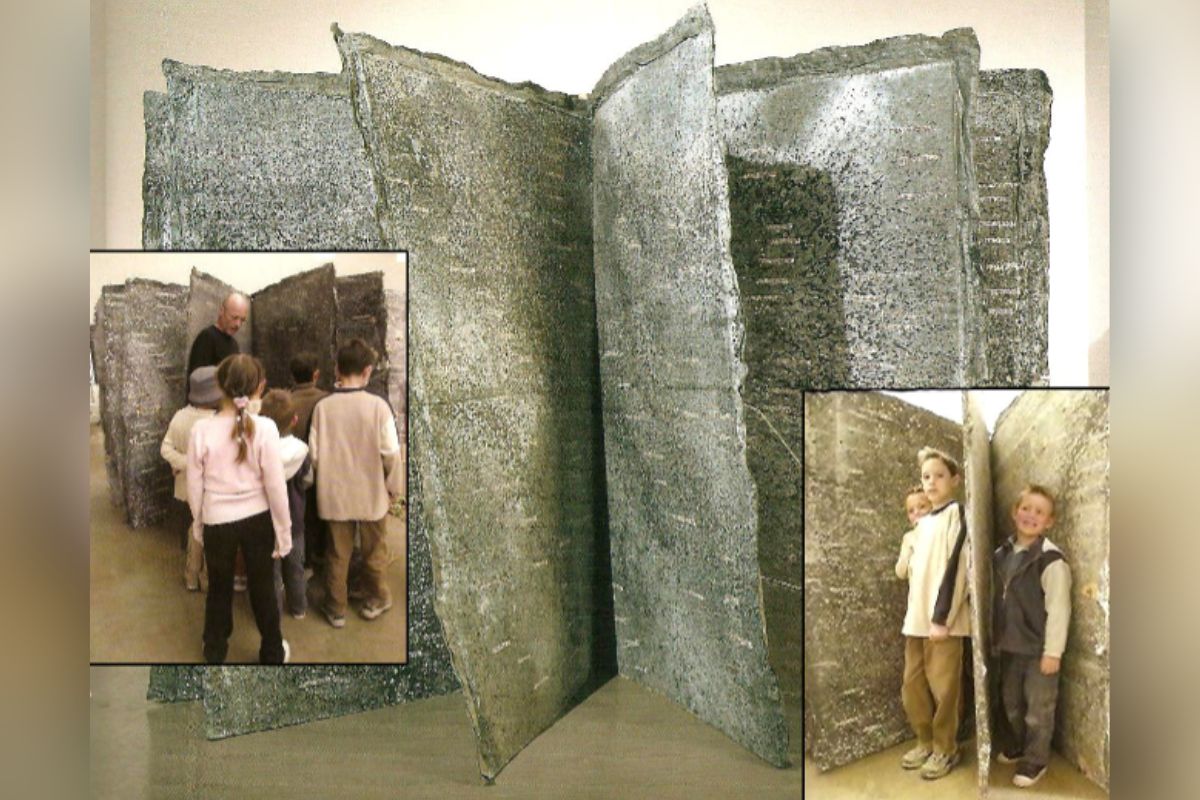 Anselm Kiefer – The Secret Life of Plants (2002) | Em “The Secret Life of Plants”, Anselm Kiefer transforma livros em esculturas de chumbo. As páginas pesadas e silenciosas evocam a alquimia do saber: a transmutação da memória em matéria - - Imagem: Reprodução