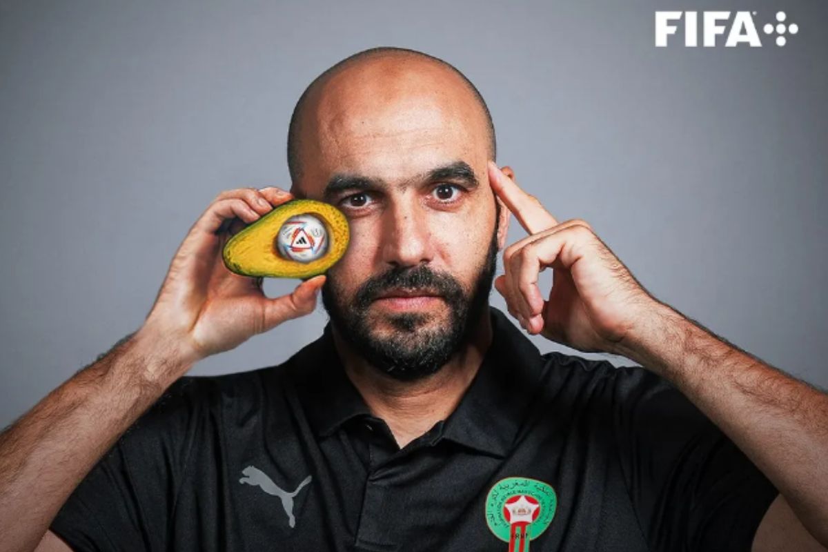 Walid Regragui posa com abacate. Imagem: reprodução/Twitter @futebol_pais